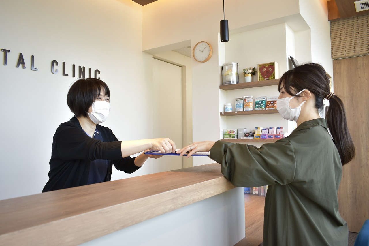 患者さんを快適にお迎えするために、心をこめて準備・整理整頓を行います。歯科助手のプロを目指しませんか?